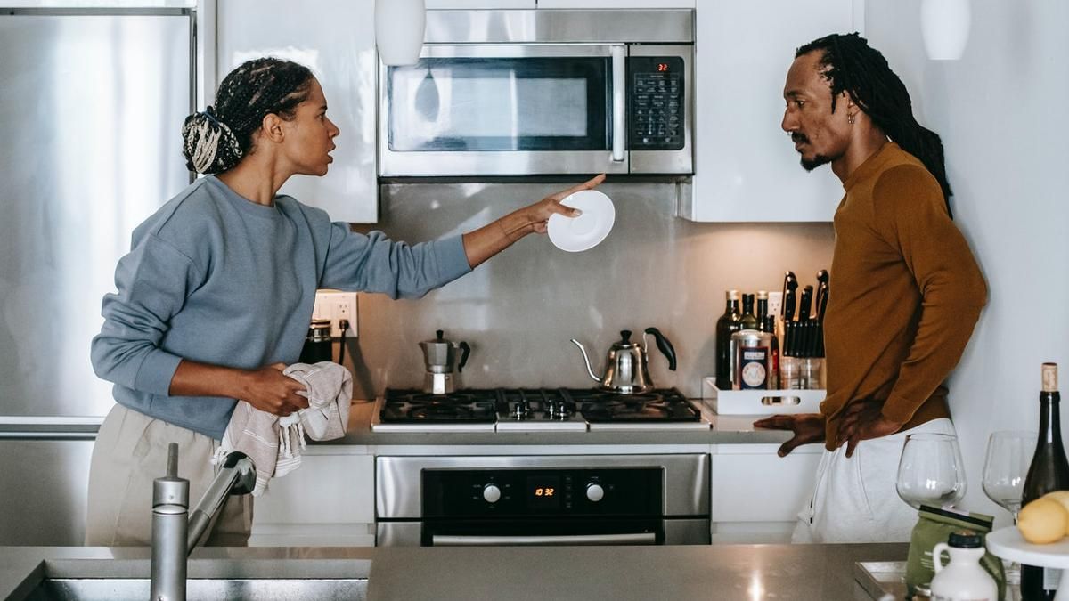 Жена разгромила ноутбук мужа из-за неудачной открытки: что в ней было Жена разгромила ноутбук мужа из-за неудачной открытки: что в ней было