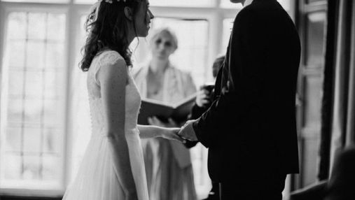 Дівчина натрапила на записку у своїй весільній сукні з секонд-хенду: зворушлива знахідка