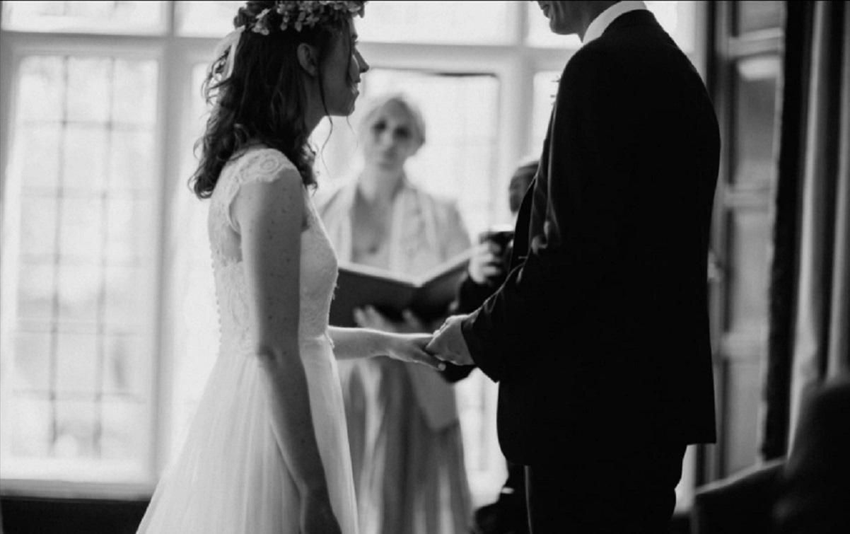 Девушка нашла записку в своем свадебном платье Девушка нашла записку в своем свадебном платье