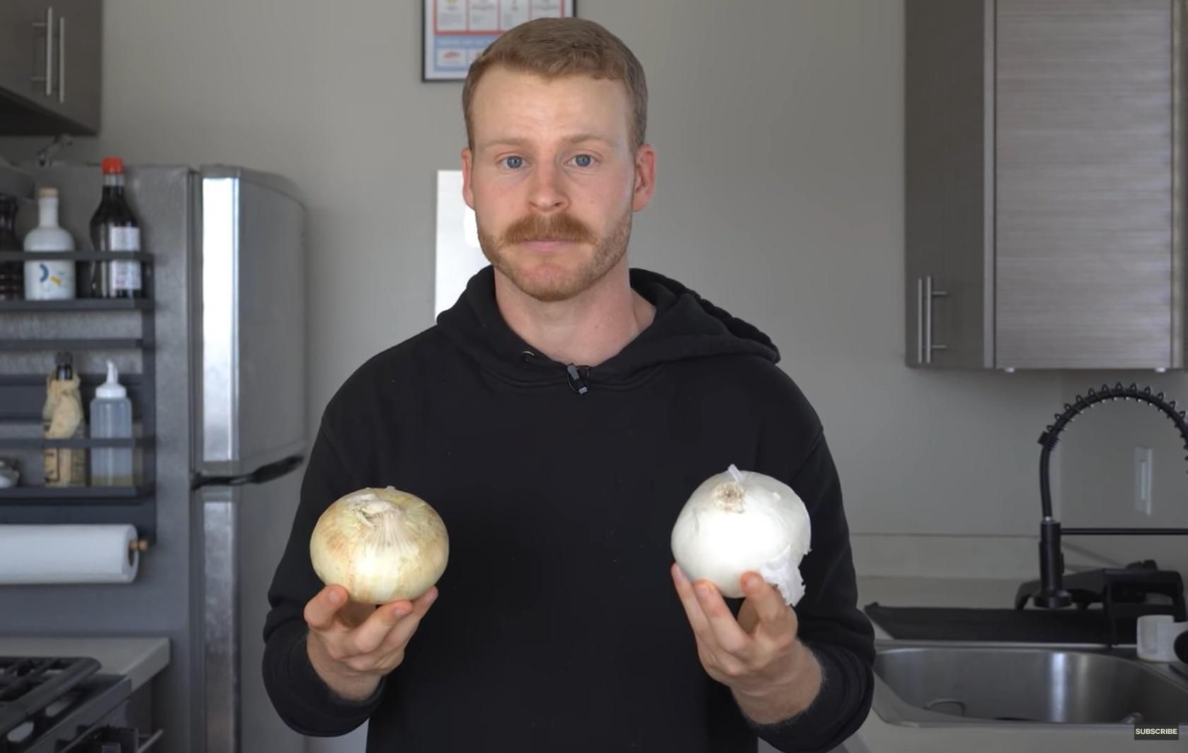 Кухар показав, як нарізати цибулю без сліз Кухар показав, як нарізати цибулю без сліз