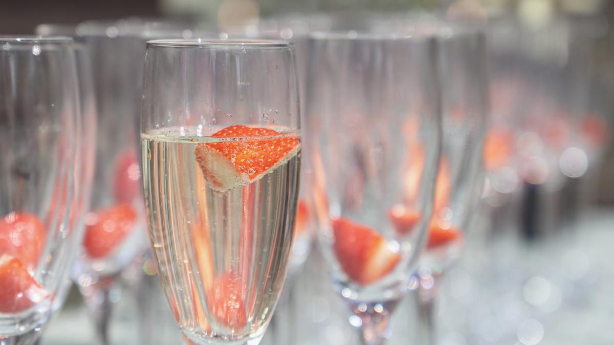 Ужин с вином: игристое SHABO Special Edition полусухое розовое и салат с клубникой Ужин с вином: игристое SHABO Special Edition полусухое розовое и салат с клубникой