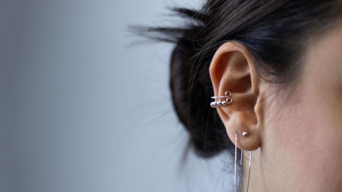 Девушка почти всю свою жизнь носила палочку в ухе: она об этом забыла Девушка почти всю свою жизнь носила палочку в ухе: она об этом забыла