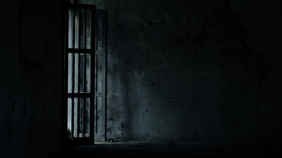 Хлопець знайшов моторошне приміщення у дворі будинку: що там було Хлопець знайшов моторошне приміщення у дворі будинку: що там було