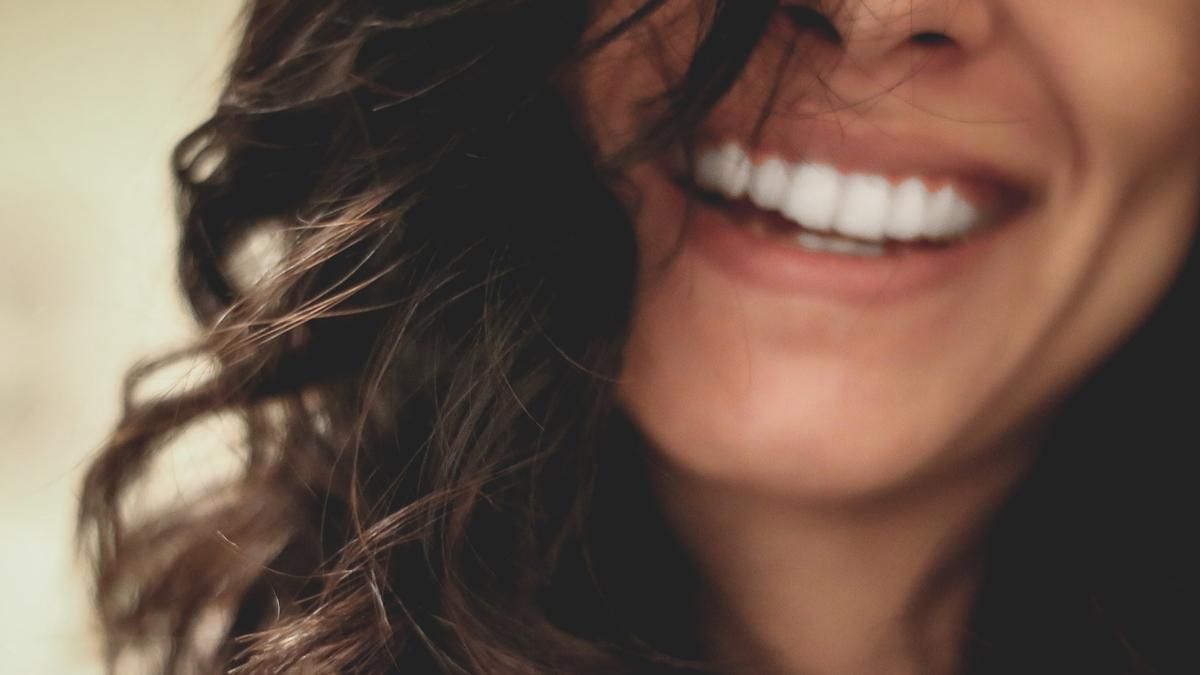 Блогери додумалися відбілювати зуби губкою для іржі: що з цього вийшло Блогери додумалися відбілювати зуби губкою для іржі: що з цього вийшло