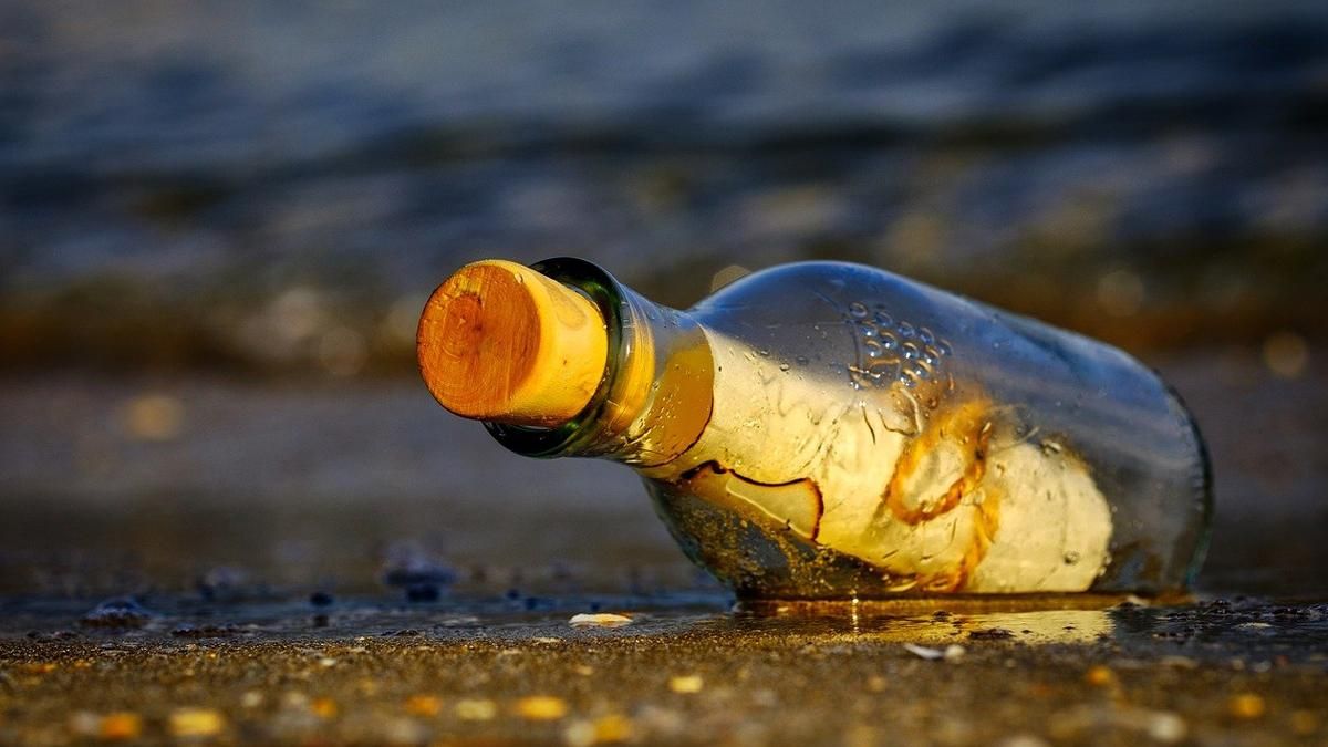 Девочка нашла послание, которое бросили в океан 37 лет назад: фото Девочка нашла послание, которое бросили в океан 37 лет назад: фото