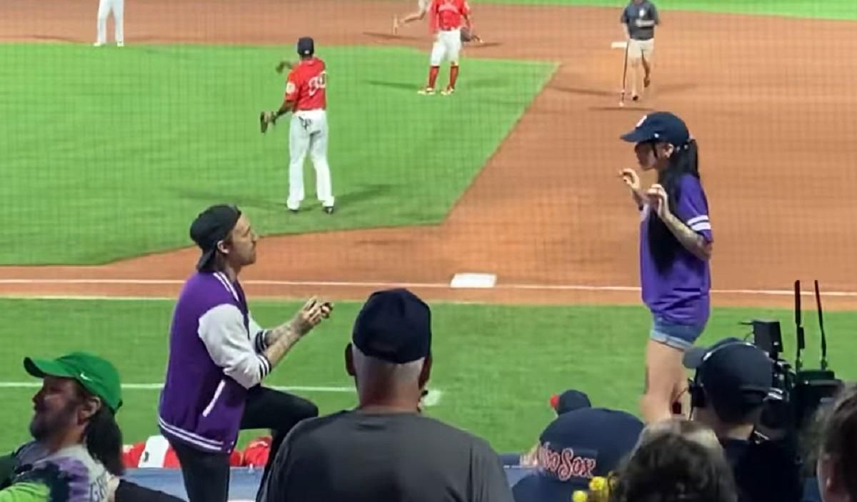 Дівчина втекла від хлопця, коли він робив їй пропозицію Дівчина втекла від хлопця, коли він робив їй пропозицію