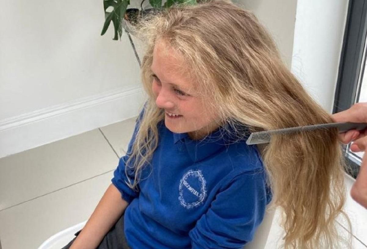 Мальчик состриг длинные волосы и отдал их на благотворительность Мальчик состриг длинные волосы и отдал их на благотворительность