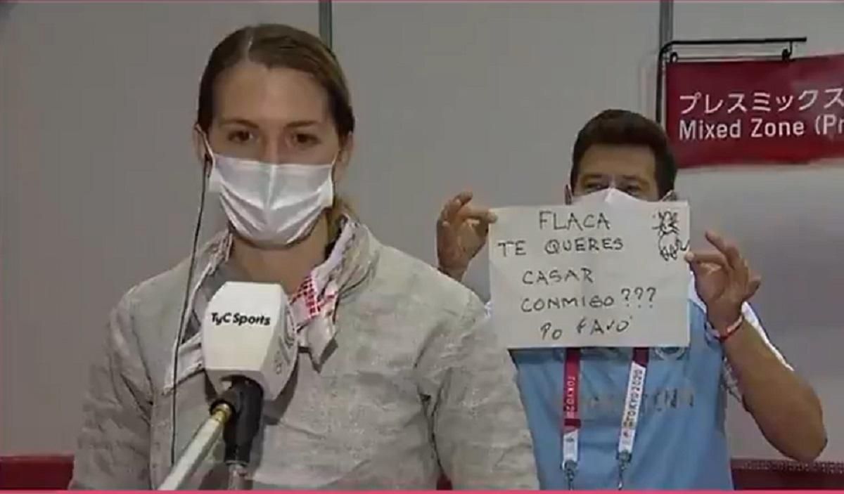 Тренер сделал предложение фехтовальщице на Олимпиаде Тренер сделал предложение фехтовальщице на Олимпиаде