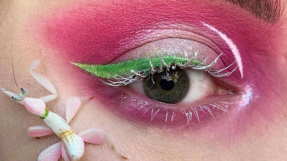 Девушка делает особый макияж: она вдохновляется цветными жуками