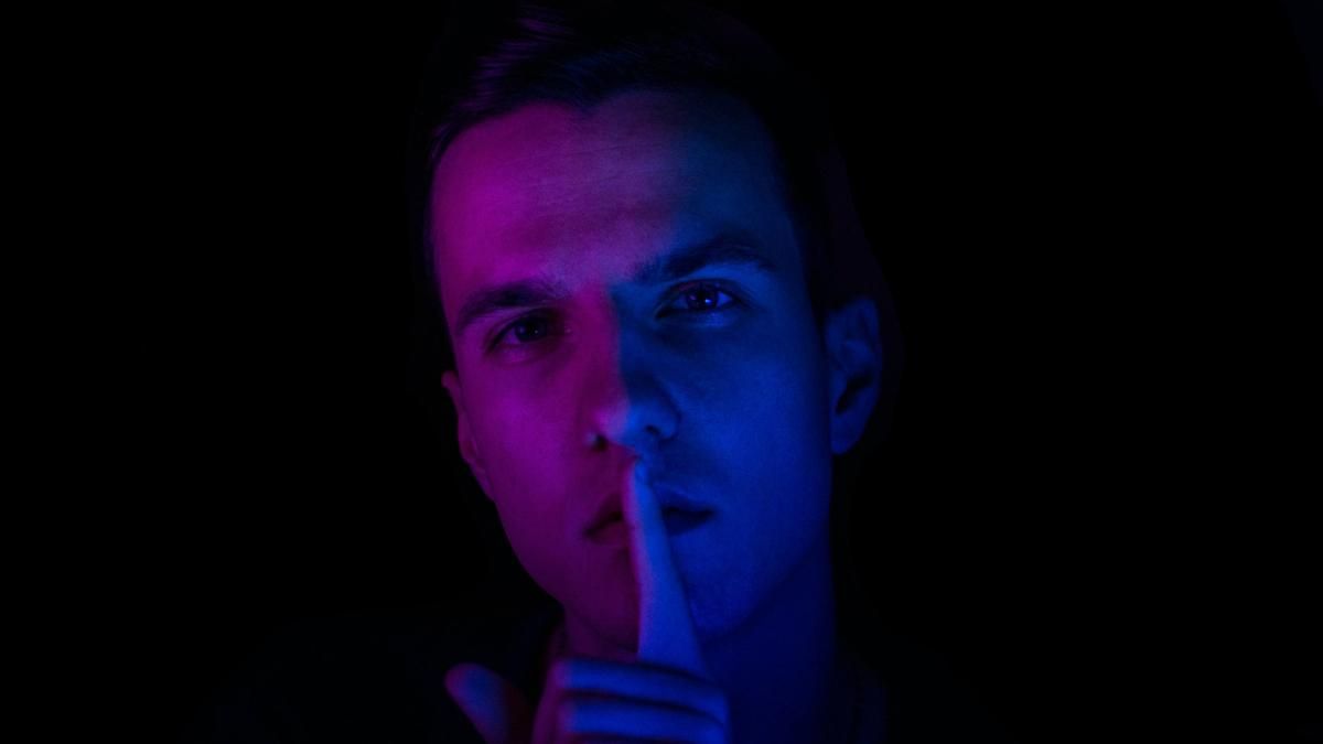 Тікай звідси: незнайомець шокував дівчину дивною запискою під час побачення Тікай звідси: незнайомець шокував дівчину дивною запискою під час побачення