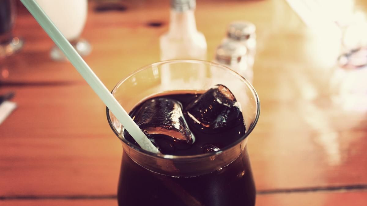 Почему не стоит заказывать напитки со льдом в кафе: объясняет блогер