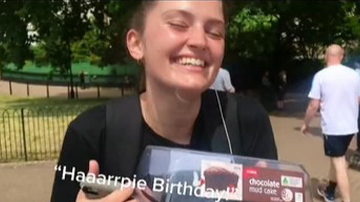 Дівчина облетіла пів світу, щоб привезти подружці тортик