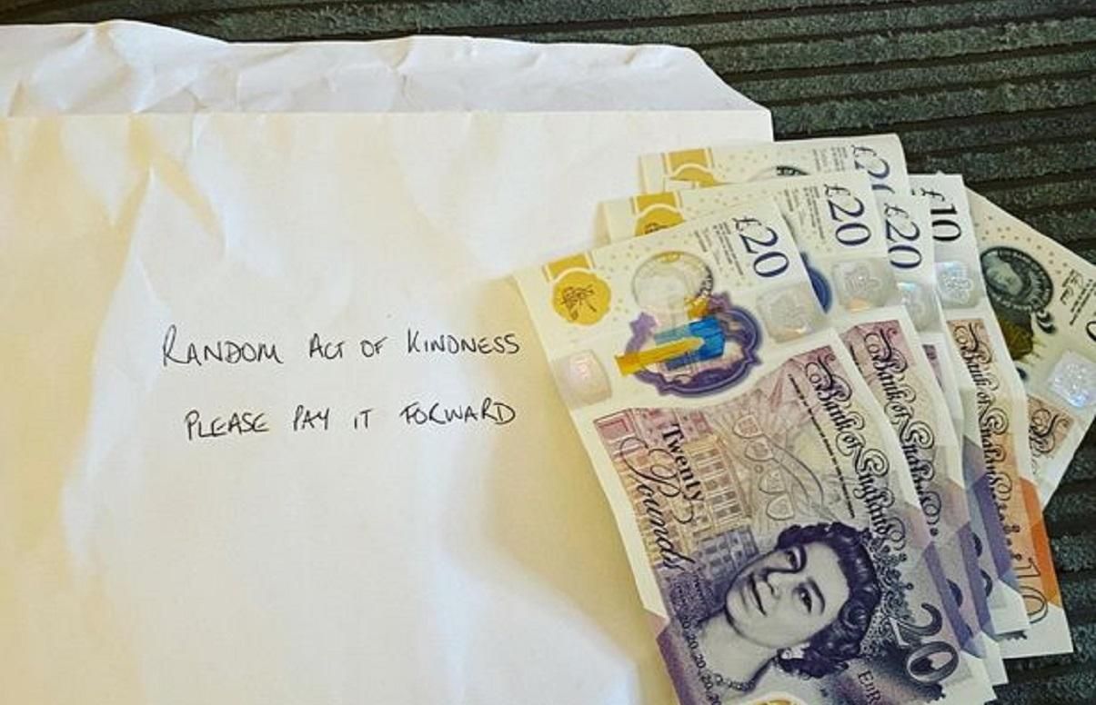 Очень вовремя: аноним подбросил матери-одиночке деньги прямо под дверь - Life Очень вовремя: аноним подбросил матери-одиночке деньги прямо под дверь - Life