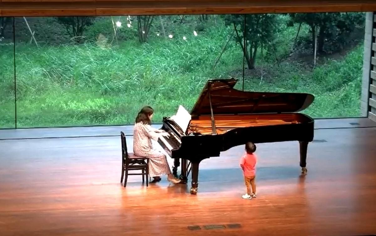 Ледь не зірвав концерт: 2-річний хлопчик вибіг на сцену до мами-піаністки - зворушливе відео - Life