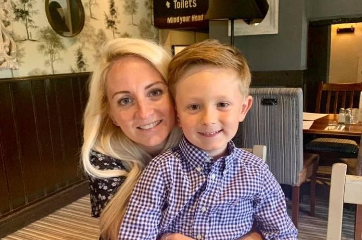 Мама знайшла простий спосіб справитись з тривогою сина: допомогла нашивка - Life Мама знайшла простий спосіб справитись з тривогою сина: допомогла нашивка - Life