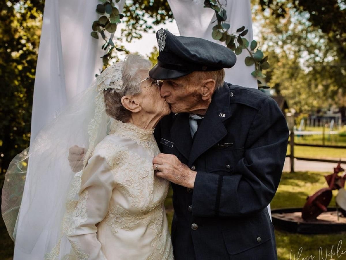 Пара відсвяткувала 77 років шлюбу, вперше отримавши весільні фото, яких ніколи не мали - Life