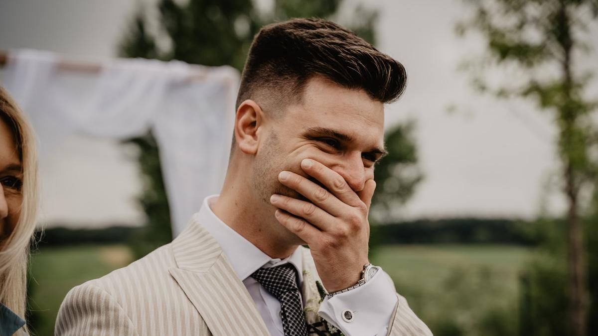 Жених едва не сорвал свадьбу из-за странной выходки с молоком Жених едва не сорвал свадьбу из-за странной выходки с молоком