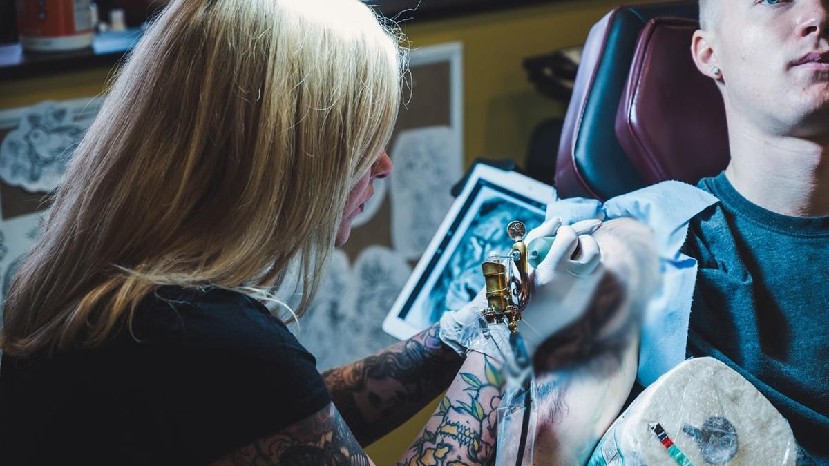 Странное тату с лошадью насмешило людей: все "в восторге" от неудачной детали Странное тату с лошадью насмешило людей: все "в восторге" от неудачной детали