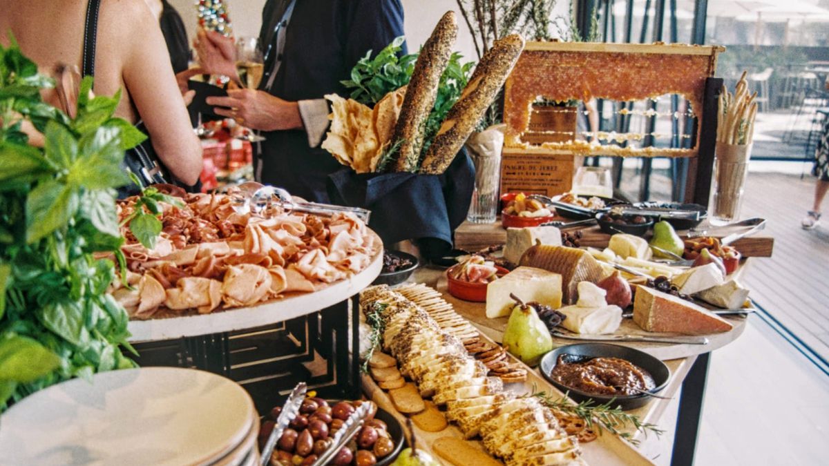 Сестра жениха обиделась из-за еды на свадьбе: люди ее не поняли Сестра жениха обиделась из-за еды на свадьбе: люди ее не поняли