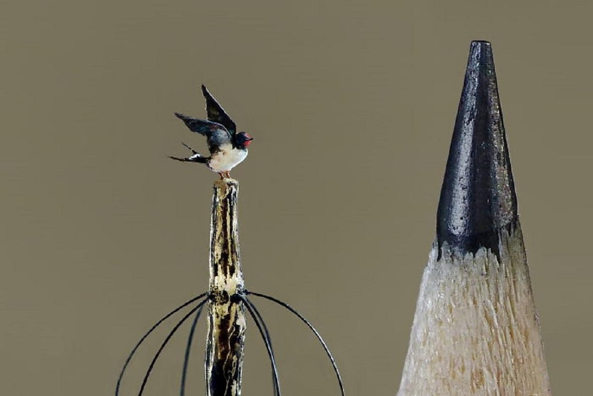 Менше кінчика олівця: художниця вирізьбила крихітні скульптури під мікроскопом - Life