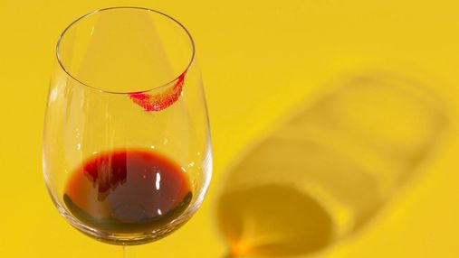 Без слідів косметики: лайфхак для жінок, як не забруднити келих з вином помадою
