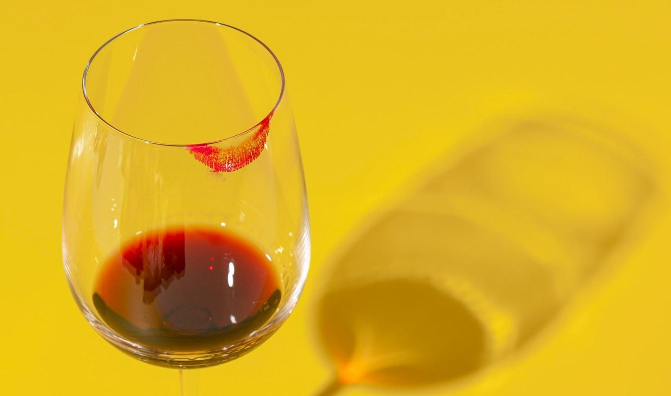 Без следов косметики: лайфхак для женщин, как не испачкать бокал с вином помадой - Life