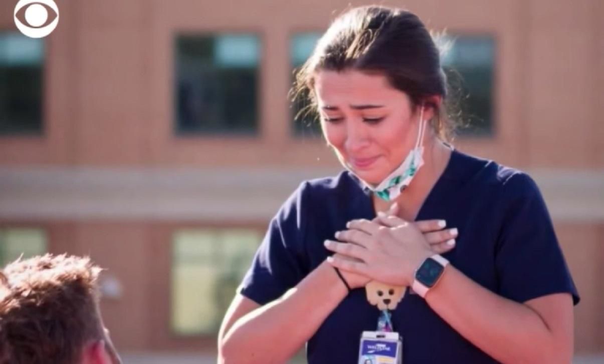 Медсестре сделали предложение прямо на крыше больницы: трогательное видео - Life