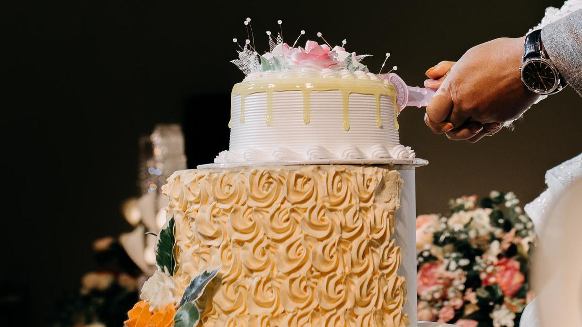 Наречений кинув торт в обличчя мами: його роздратував її вигляд на весіллі - Life