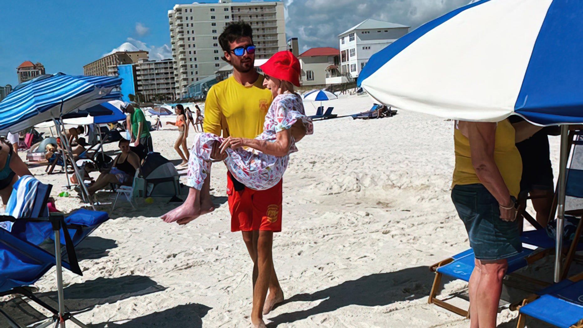 Спасатели каждый день относят 95-летнюю бабушку к пляжу: они всех растрогали - Life