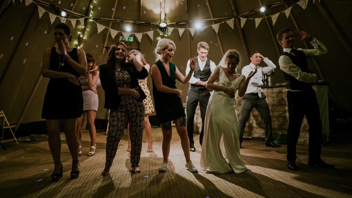 Наречена зробила сюрприз самотнім гостям на весіллі: жінки дуже задоволені - Life Наречена зробила сюрприз самотнім гостям на весіллі: жінки дуже задоволені - Life