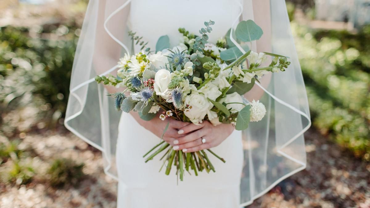 Наречена обурилася через прикрасу дружки: вони тепер не розмовляють - Life Наречена обурилася через прикрасу дружки: вони тепер не розмовляють - Life