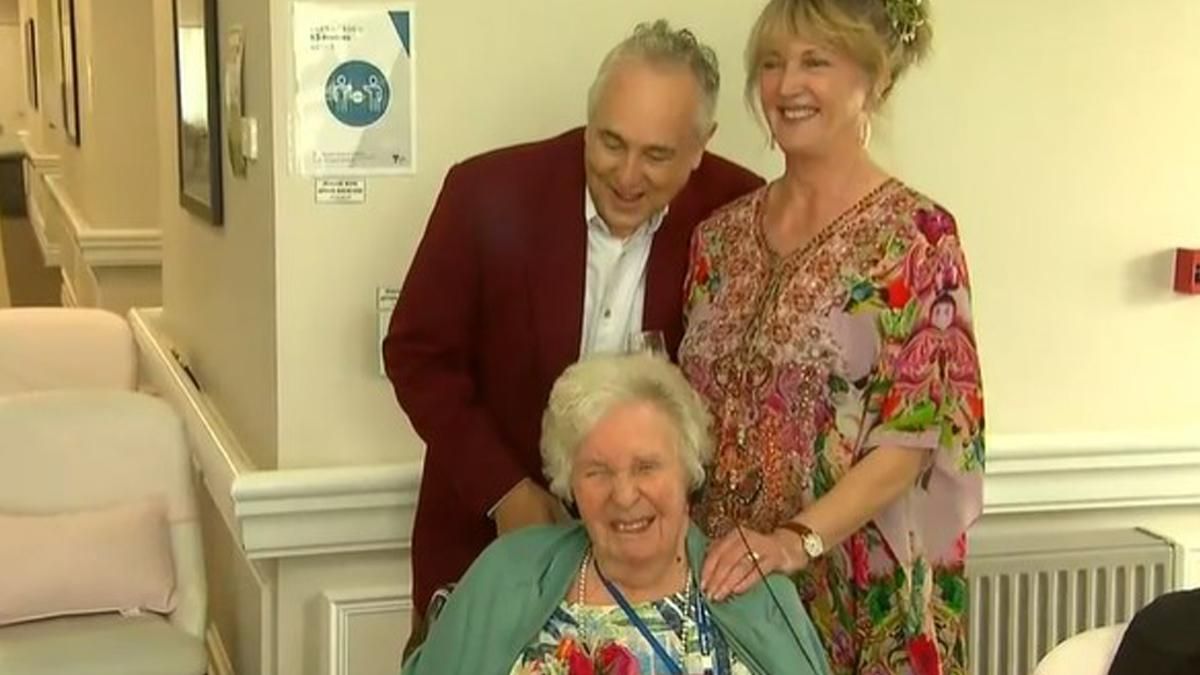 Пара одружилася в пансіонаті для літніх людей: все заради матері нареченої - Life Пара одружилася в пансіонаті для літніх людей: все заради матері нареченої - Life