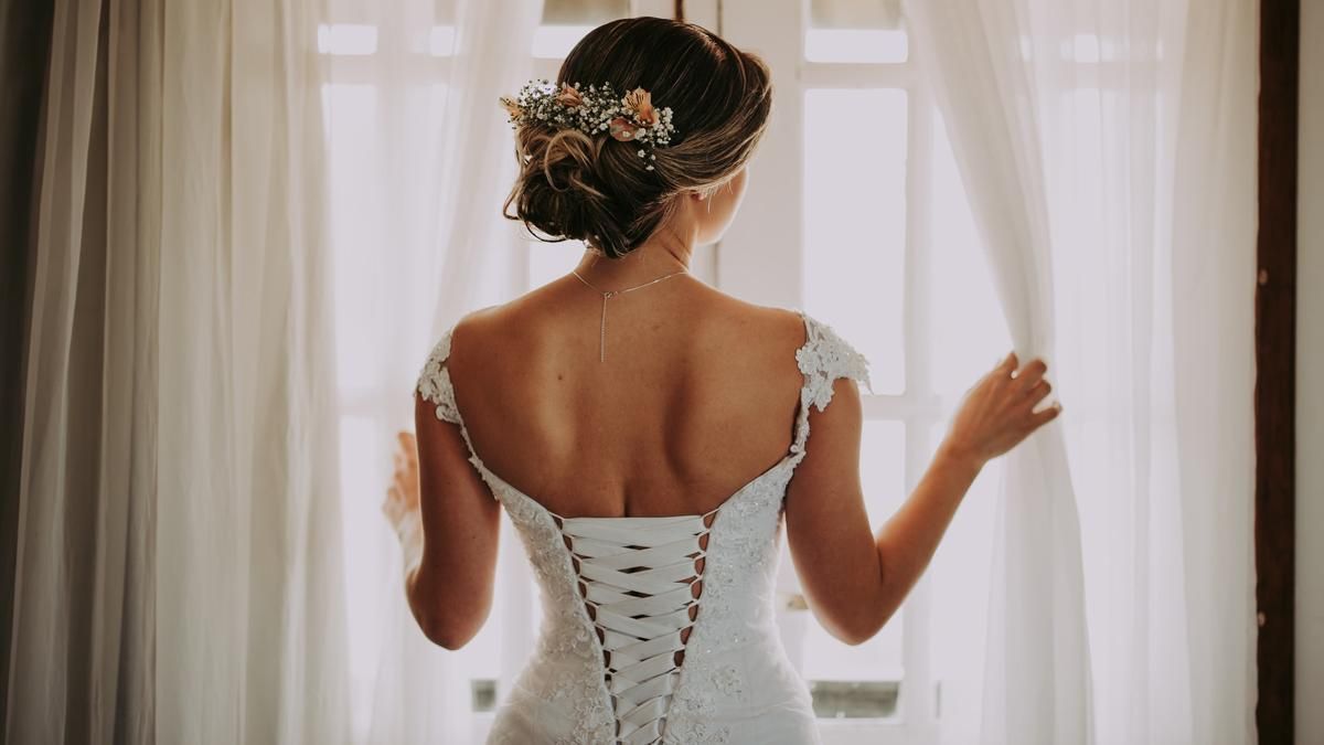 Невеста поссорилась с сестрой перед свадьбой: семья возмущена, а люди – в восторге