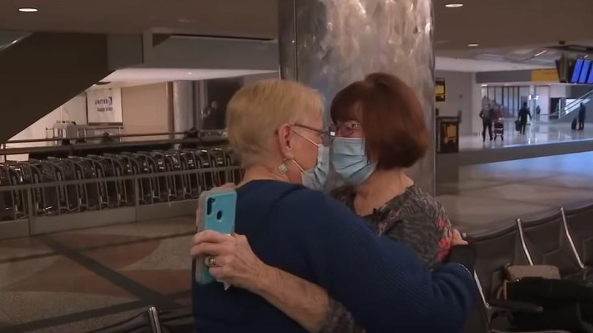 Батьки нічого не казали: жінка несподівано знайшла сестру через 70 років - Life Батьки нічого не казали: жінка несподівано знайшла сестру через 70 років - Life