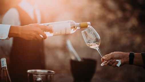 "Роковая" встреча: почему вино следует прятать от солнца