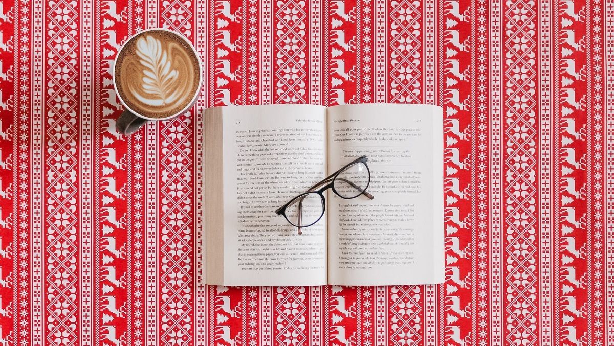 Что почитать на зимние праздники – 5 интересных книг, которые вам понравятся - Life