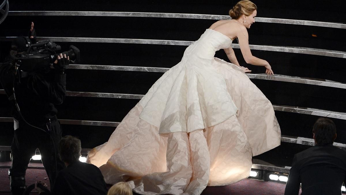 Знаменитості теж падають: 7 зірок, які осоромились на червоних доріжках - Life Знаменитості теж падають: 7 зірок, які осоромились на червоних доріжках - Life