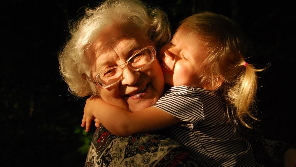 Різдвяне диво: жінка знайшла на порозі онуку, хоча ніколи не мала дітей - Life Різдвяне диво: жінка знайшла на порозі онуку, хоча ніколи не мала дітей - Life