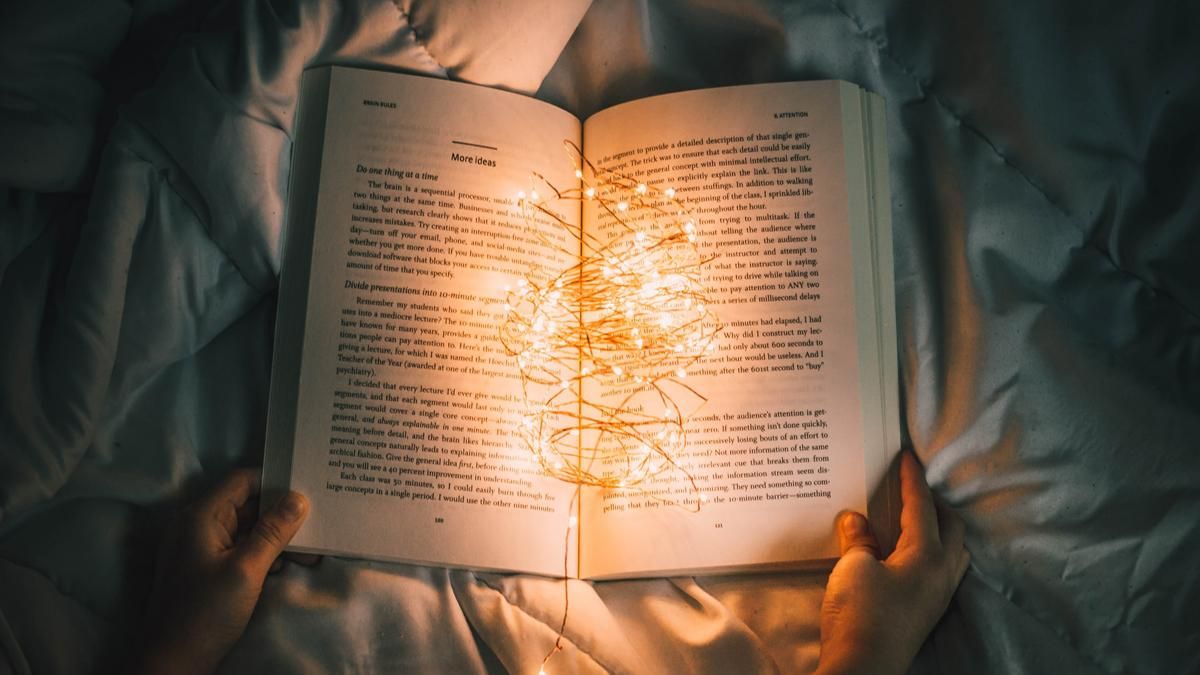 Бірманські будні та різдвяна свинка: 5 книг, які варто прочитати на новорічні свята - Life Бірманські будні та різдвяна свинка: 5 книг, які варто прочитати на новорічні свята - Life