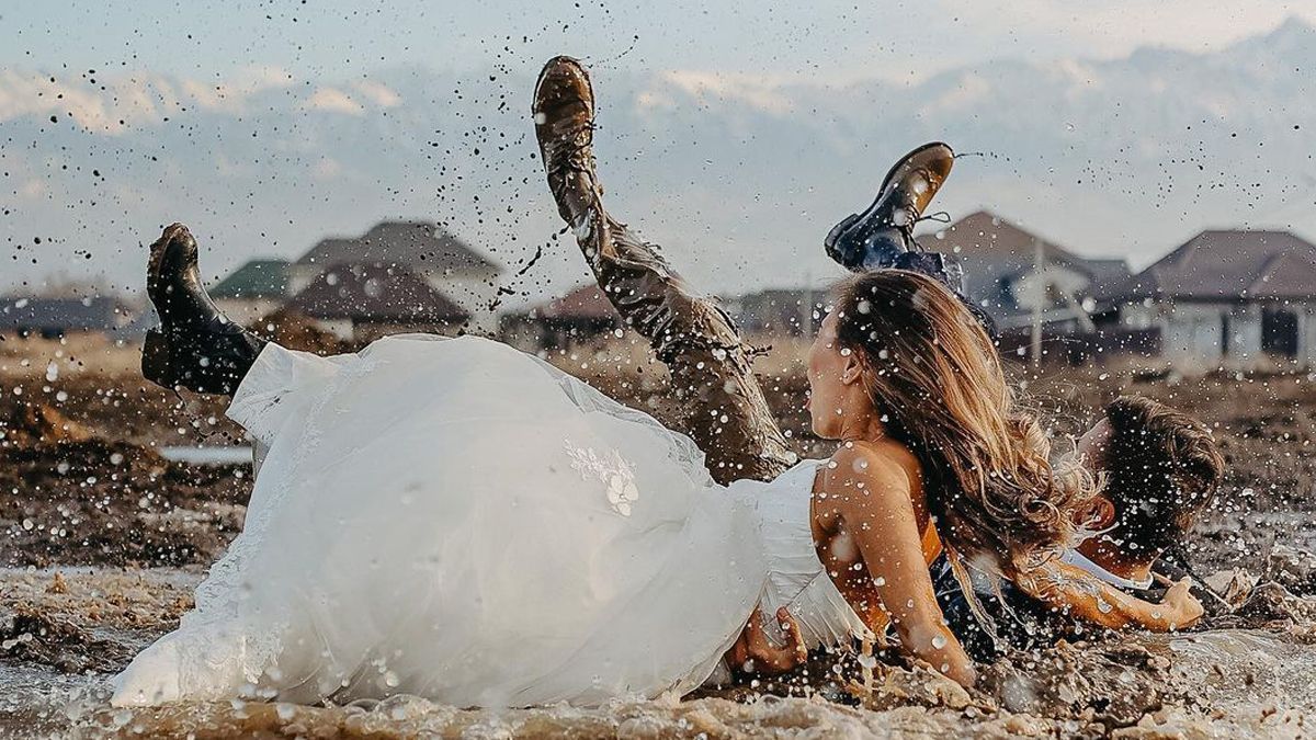 Усі в багнюці: весільна фотосесія завершилася грандіозним падінням - Life Усі в багнюці: весільна фотосесія завершилася грандіозним падінням - Life