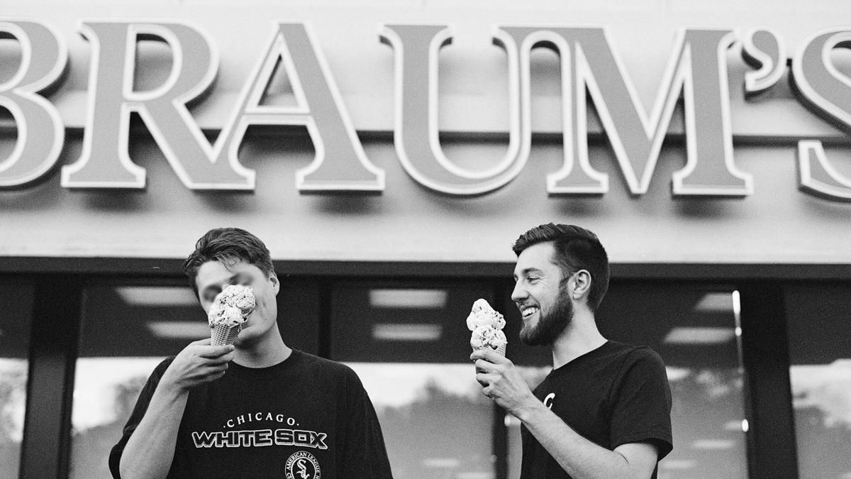 Муж поймал жену на свидании с другим: она сбежала, а парни пошли в кино Муж поймал жену на свидании с другим: она сбежала, а парни пошли в кино