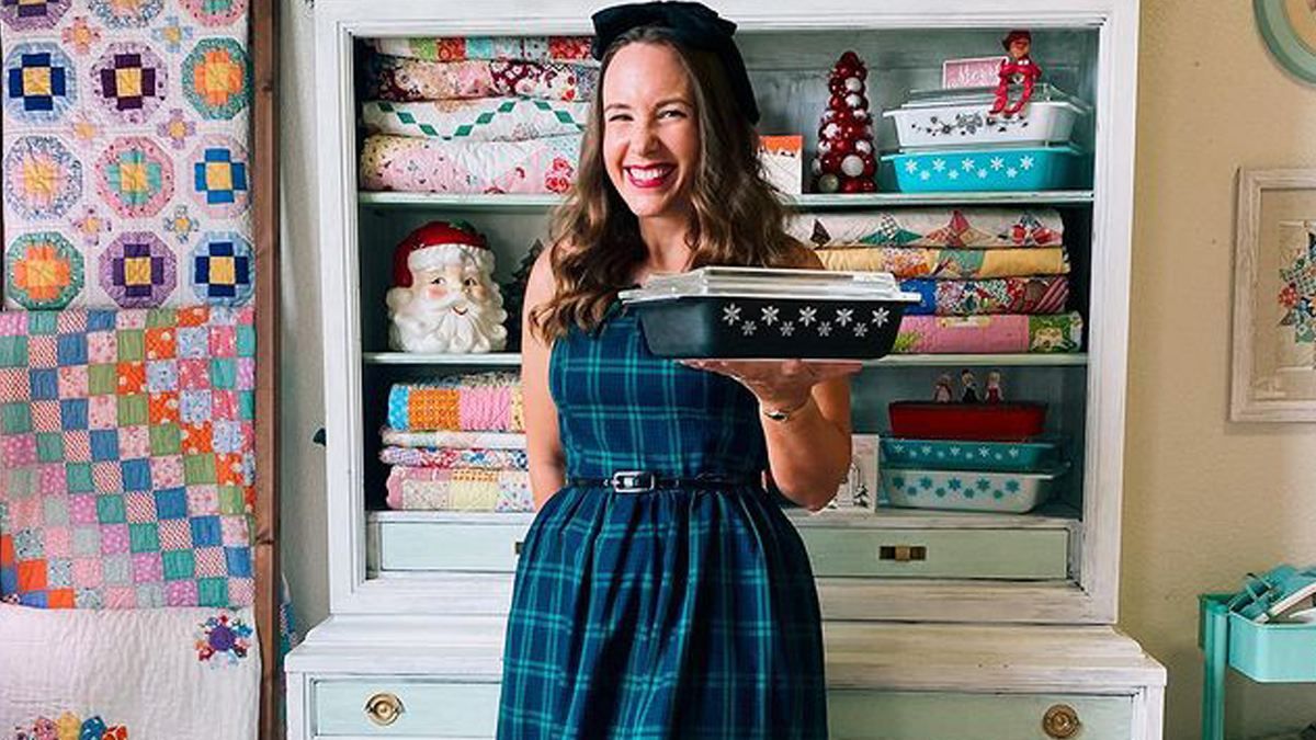 Дешева мода: жінка шиє розкішні плаття із мотлоху з секонд-хендів - Life Дешева мода: жінка шиє розкішні плаття із мотлоху з секонд-хендів - Life