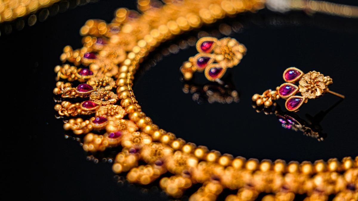 Дружина шокована: чоловік подарував братові на весілля її прикраси - Life Дружина шокована: чоловік подарував братові на весілля її прикраси - Life