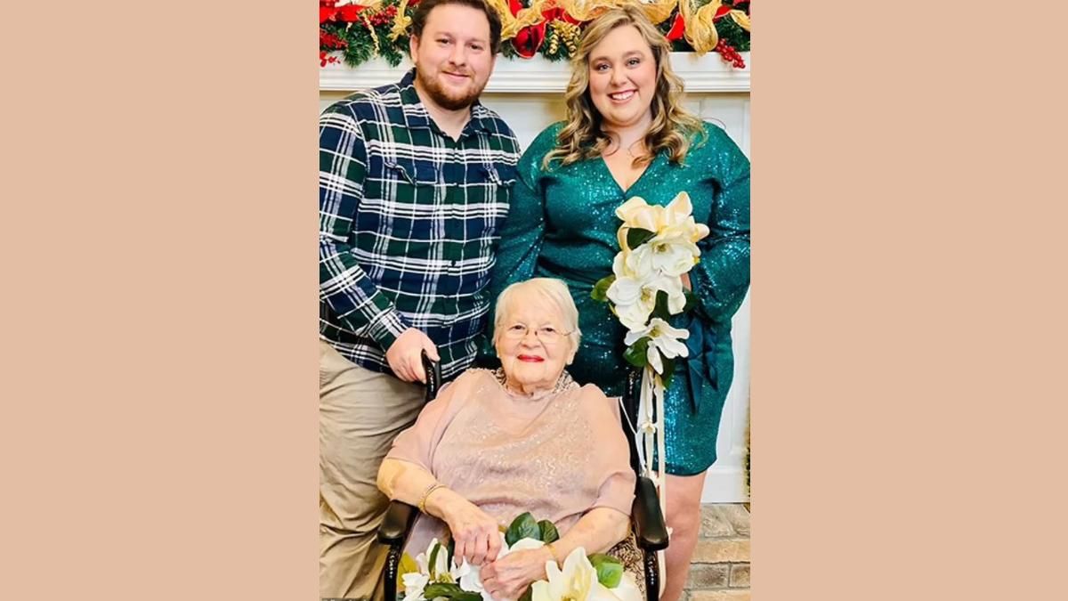 Особый гость: 97-летняя женщина была дружкой на свадьбе праправнучки Особый гость: 97-летняя женщина была дружкой на свадьбе праправнучки