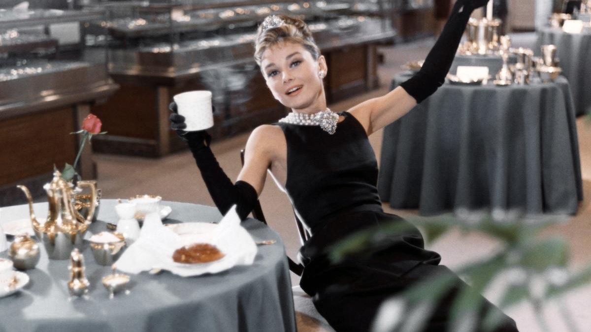 Мода поза часом: 10 чорних суконь, як в Одрі Хепберн - Life