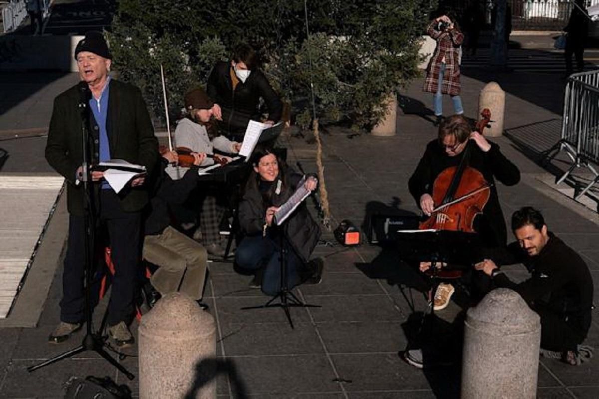 Давайте разнесем это место на куски, – Билл Мюррей пел прохожим в парке на Манхэттене Давайте разнесем это место на куски, – Билл Мюррей пел прохожим в парке на Манхэттене