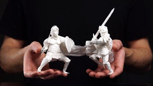 Без жодного розрізу і розриву: чоловік зробив двох паперових лицарів з одного аркушу паперу