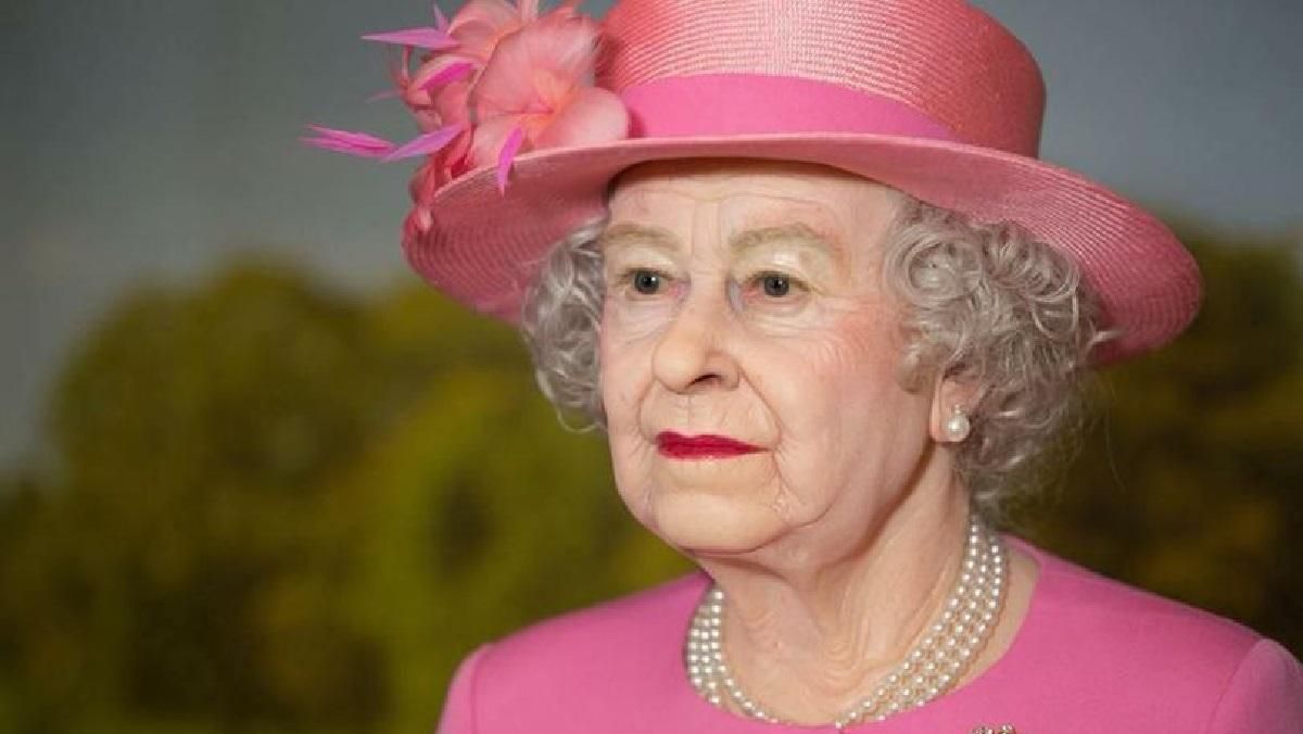 Под шляпой Елизаветы II было пусто: немецкий музей оригинально сэкономил на королеве - Life Под шляпой Елизаветы II было пусто: немецкий музей оригинально сэкономил на королеве - Life