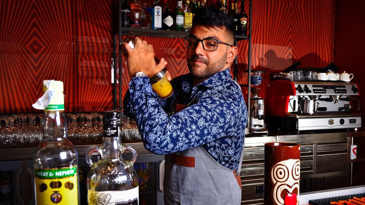 Вчасно попередив: бармен врятував хлопця від халепи на першому побаченні - Life Вчасно попередив: бармен врятував хлопця від халепи на першому побаченні - Life