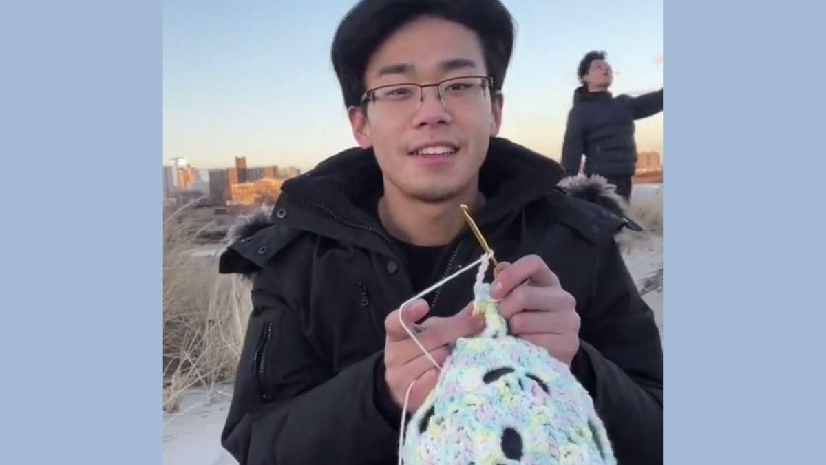 Сломал стереотипы: парень вяжет и помогает бездомным - Life Сломал стереотипы: парень вяжет и помогает бездомным - Life